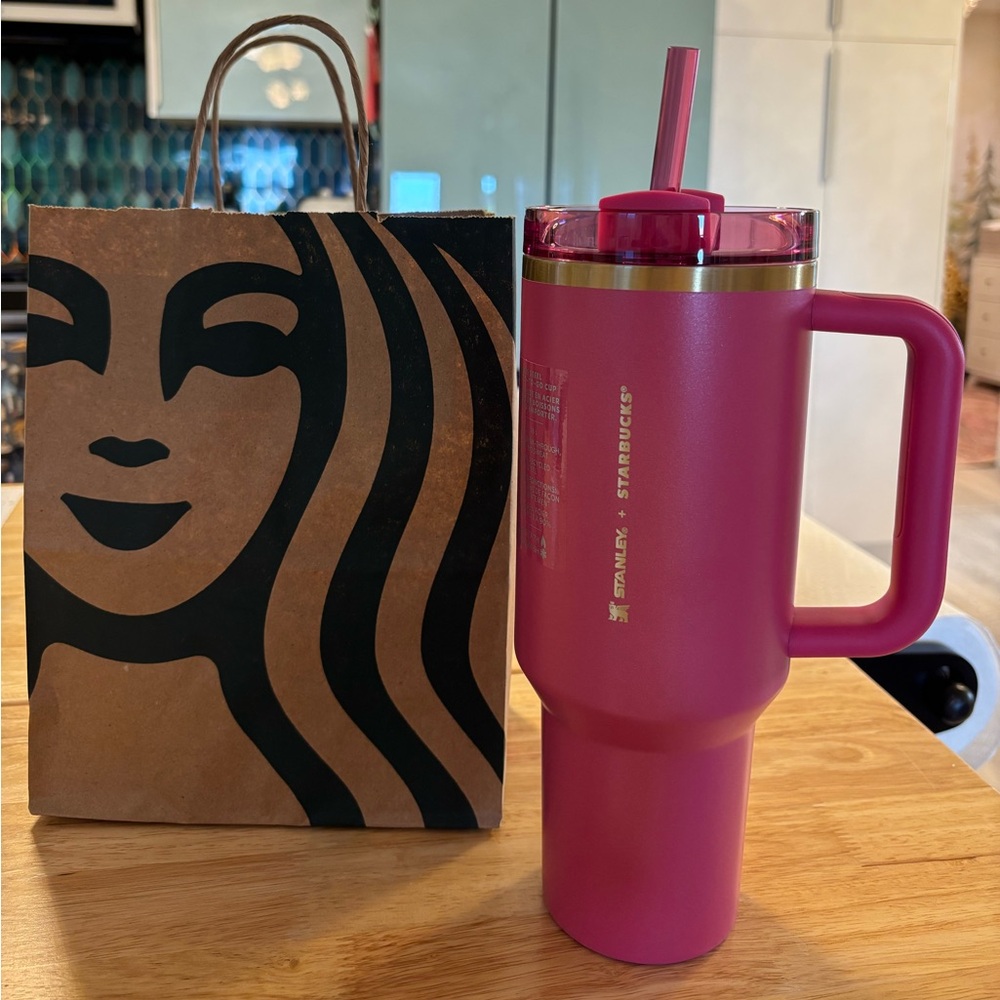 Stanley X Starbucks 2024 Winter Berry Glitter Holiday Cup - Picture 1 of 7